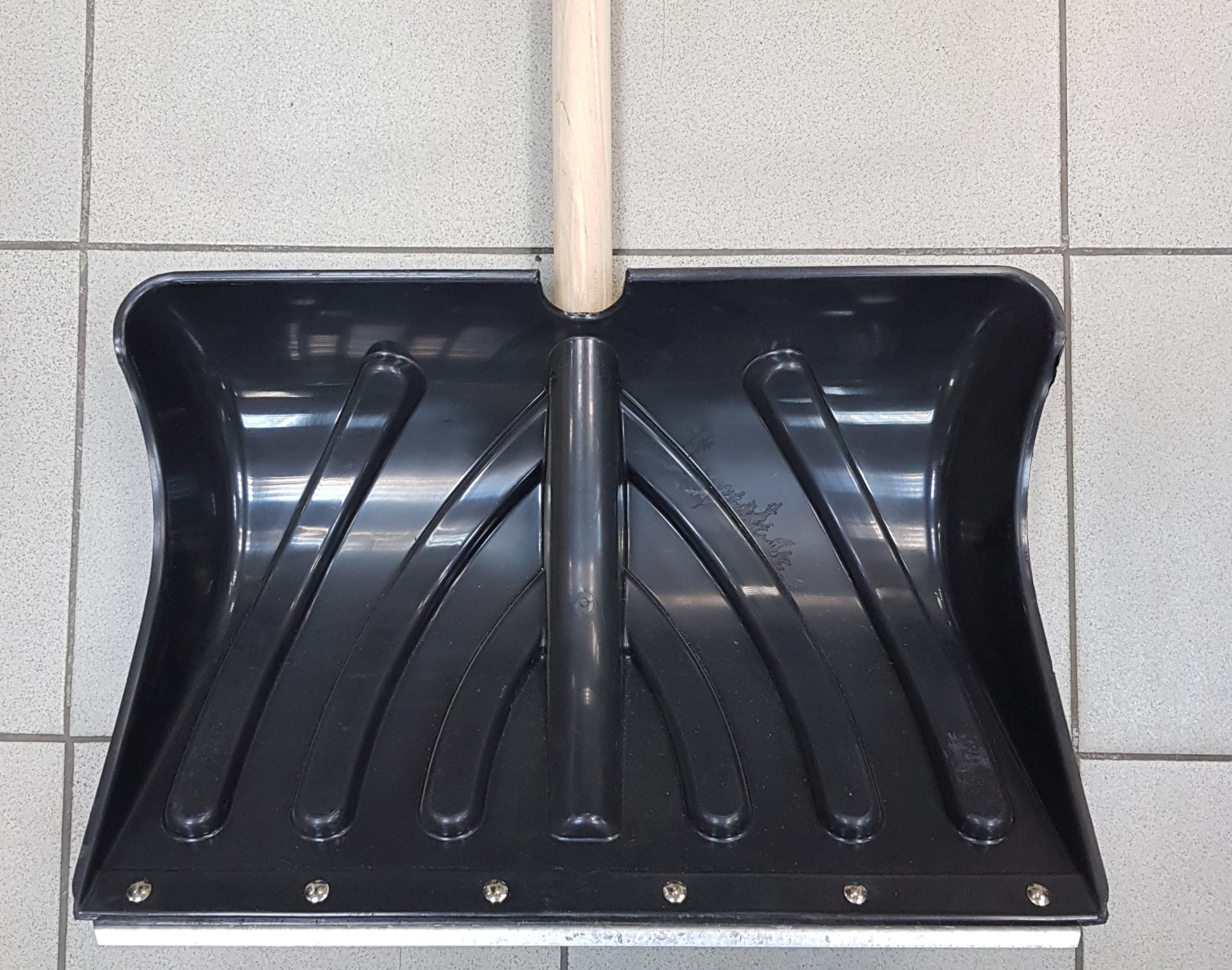 Лопата снеговая "Домбай" с деревянным черенком и V-ручкой Лопата снеговая "Домбай" с деревянным черенком и V-ручкой