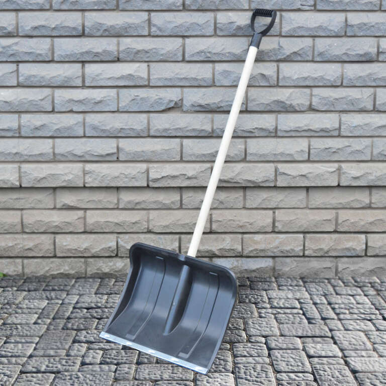 Лопата снеговая "Вьюга №2" с планкой (500*375), деревянным черенком и V-ручкой