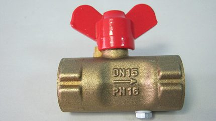 Кран шаровый газовый трехходовой для манометра с краном Маевского 11б27пМ.01 Ру16 Ду15 G1/2хG1/2